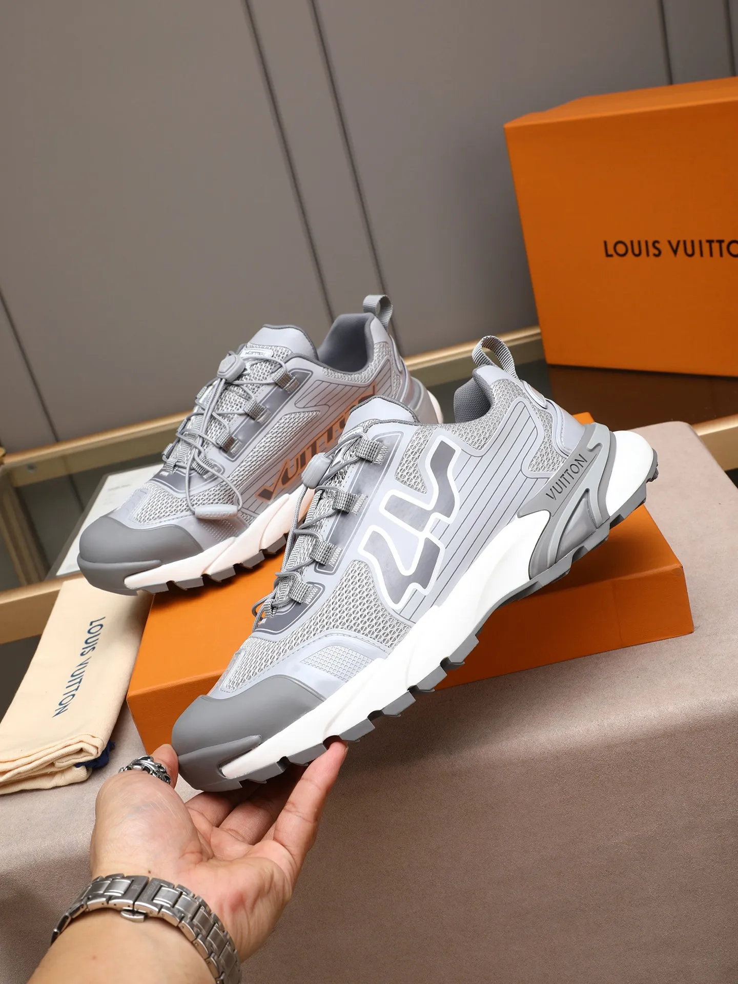 Men's Men's Shoes 💰640 LV Louis Vuitton L Jialu Brand Runner Tatic Series Thick-soled Casual Sports Shoes Running Shoes This LV Runner Tatic sports shoe combines technical materials such as mesh fabric and ribbons to interpret the inspiration of traditional mountaineering shoes. LV letters are written on one side, the lariat buckle of the quick lacing system is embellished with Monogram flowers and Louis Vuitton logos, and the light and wear-resistant rubber outsole completes the whole package. The delivery counter is beautifully packaged🛍📦 ▪️Fabrics: Original imported custom technical fabric + mesh ▪️Inner lining: Original custom-made breathable mesh ▪️Sole: Original open-molded anti-slip rubber combination material ▪️Sole thickness: 4CM ▪️Size: Men's size 38-44, (45 must be customized)
